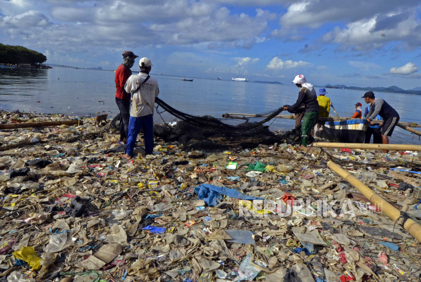 Nelayan beraktifitas di atas tumpukan sampah rumah tangga (ilustrasi)