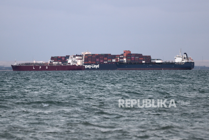 Sebuah kapal kontainer mulai bergerak di Terusan Suez, Mesir, 29 Maret 2021. Otoritas Terusan Suez pada 29 Maret mengatakan bahwa lalu lintas akan dilanjutkan setelah kapal kontainer besar 