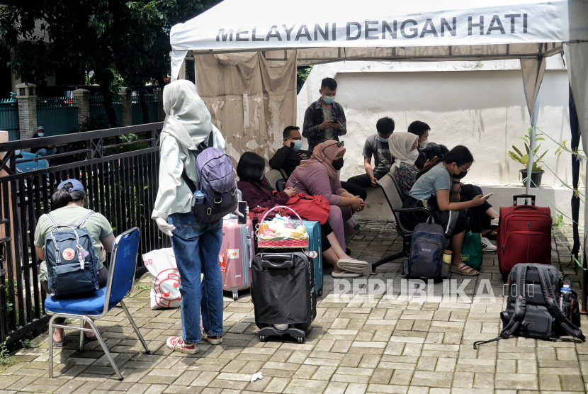 Pasien Covid-19 menunggu jemputan bus untuk di evakuasi di Puskesmas Kecamatan Setiabudi, Jakarta, beberapa waktu lalu.