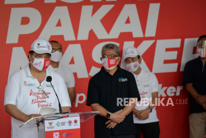 Menko Perekonomian Airlangga Hartarto (kiri) membuka kegiatan Gerakan Kampanye Masker Nasional di Kompleks Gelora Bung Karno (GBK), Jakarta, Ahad (30/8).