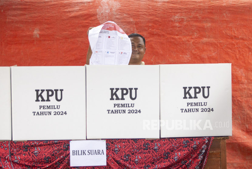Warga memperlihatkan surat suara saat pelaksanaan pemungutan suara ulang (PSU) di TPS 03 desa Tugu, Kecamatan Lelea, Indramayu, Jawa Barat, Rabu (21/2/2024). (Ilustrasi)