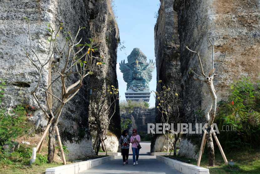 Wisatawan berjalan di area Garuda Wisnu Kencana (GWK) Cultural Park di Badung, Bali, Senin (5/9/2022). Sound of Soulz akan dihelat pada 29-31 Desember 2023.