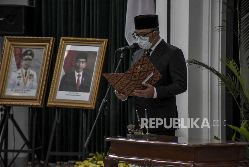 Gubernur Jawa Barat Ridwan Kamil membacakan surat keputusan saat pelantikan dua kepala daerah, Kabupaten Bandung dan Kabupaten Tasikmalaya.