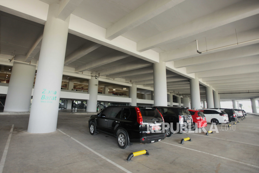 Suasana parkiran Jakarta International Stadium (JIS) di Tanjung Priok, Jakarta Utara, Selasa (4/7/2023). 