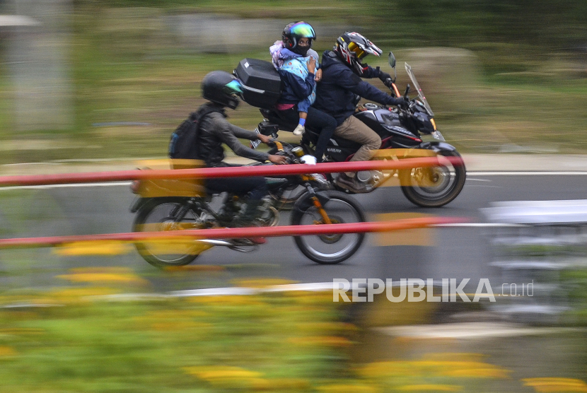 Pemudik sepeda motor melintas di Jalur Selatan Lingkar Gentong, Kabupaten Tasikmalaya, Jawa Barat, Rabu (5/5/2021). H-1 penyekatan larang mudik jalur selatan menuju Jawa Tengah dan sebaliknya terpantau ramai lancar. 