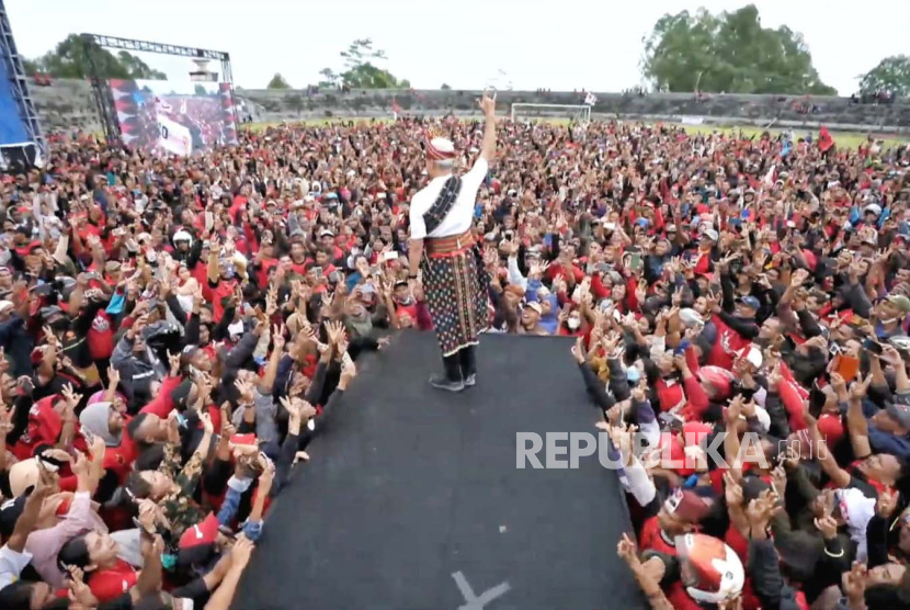 Calon presiden (capres) nomor urut 3, Ganjar Pranowo menggelar kampanye akbar di Stadion Golo Dukal, Manggarai, Nusa Tenggara Timur (NTT), Jumat (26/1/2024). 