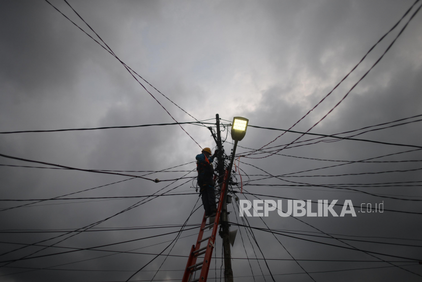 Petugas PLN UID DKI memperbaiki aliran listrik yang terputus di Jalan Kembang Sepatu, Kecamatan Senen, Jakarta Pusat, Kamis (19/3).