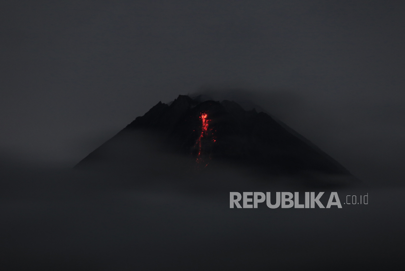 Luncuran lava pijar Gunung Merapi terlihat dari Srumbung, Magelang, Jawa Tengah, Jumat (2/2/2024). 