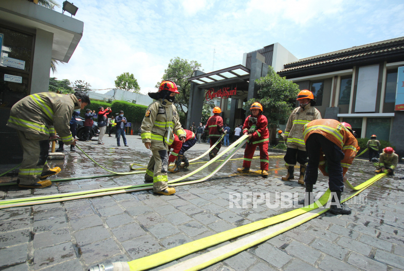 Kesibukan petugas pemadam kebakaran (Damkar) saat kebakaran di Toko Kartika Sari, Jl Ir H Djuanda, Kota Bandung, Selasa (2/3). (ilustrasi kebakaran)