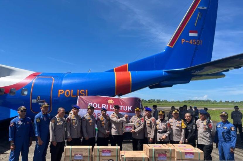 Polda Sumbar Distribusikan Bantuan Logistik Mabes Polri ke Korban Bencana