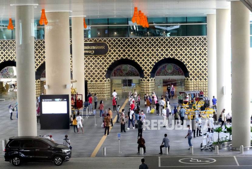 Penumpang pesawat di Bandara Internasional Yogyakarta (YIA), Kulonprogo, Rabu (23/12). PT Angkasa Pura I memprediksi kenaikan jumlah penumpang pada liburan Nataru 2021 sebesar 25 persen. Atau berkisar 10 orang penumpang setiap harinya.