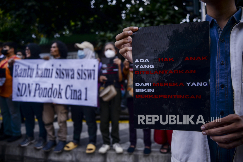 Sejumlah mahasiswa dan orang tua siswa menggelar aksi menolak relokasi di depan SDN Pondok Cina 1, Kota Depok, Jawa Barat, Selasa (13/12/2022). 