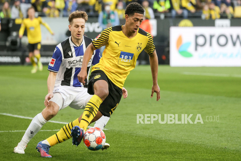 Pemain Dortmund Jude Bellingham (kanan) selama pertandingan sepak bola Bundesliga Jerman antara Borussia Dortmund dan Arminia Bielefeld di Dortmund, Jerman, 13 Maret 2022.