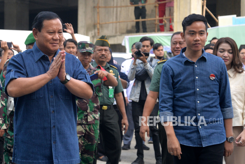 Pasangan capres Prabowo Subianto dan cawapres Gibran Rakabuming Raka menyapa awak media saat tiba untuk menjalani tes kesehatan di RSPAD Gatot Soebroto, Jakarta Pusat, Kamis (26/10/2023).
