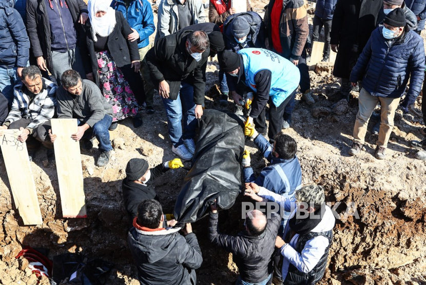  Jenazah korban dibawa ke pemakaman untuk dimakamkan setelah gempa besar di Adiyaman, Turki tenggara, Sabtu (11/2/2023). Lebih dari 24.000 orang tewas dan ribuan lainnya luka-luka setelah dua gempa besar melanda Turki selatan dan Suriah utara pada Senin (6/2/2023).