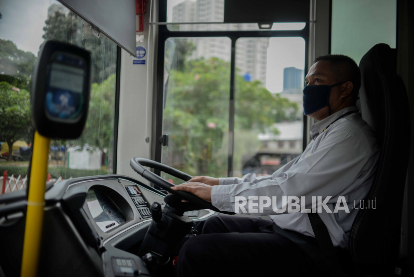 Pengemudi mengoperasikan Kendaraan bus listrik Transjakarta saat pra uji coba di kawasan SCBD, Jakarta Selatan, Selasa (22/12).