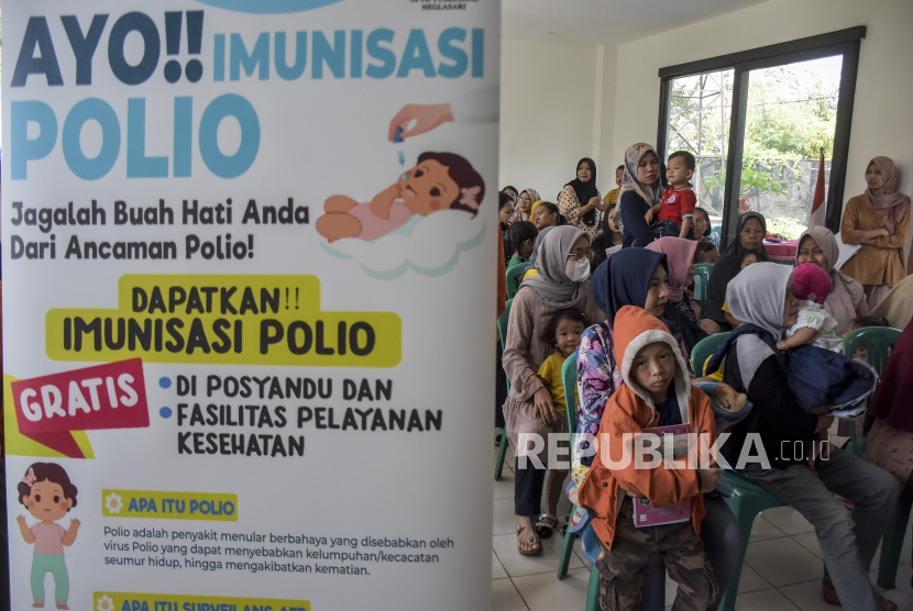 Sejumlah orang tua bersama anaknya menunggu giliran untuk menjalani vaksinasi polio saat Sub Pekan Imunisasi (PIN) Polio di Taman Neglasari, Cibeunying Kaler, Kota Bandung, Jawa Barat, Senin (3/4/2023). Sekretaris Perusahaan Bio Farma, Rifa Herdian, menyampaikan, United Nations Children's Fund (UNICEF) telah menyediakan sekitar 10 juta dosis Vaksin nOPV2 produksi Bio Farma untuk pelaksanaan Outbreak Response Immunization (ORI) agar mencegah penambahan kasus polio di Indonesia. 