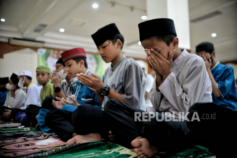 Peserta berdoa usai melaksanakan shalat saat mengikuti kegiatan Pesantren Kilat Ramadhan di Masjid Agung Sunda Kelapa, Jakarta, Ahad (10/4/2022). Allah akan menambah nikmat bagi hamba Nya yang selalu bersyukur..  Republika/Thoudy Badai