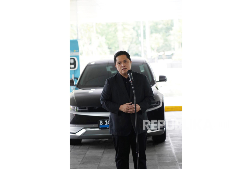 Menteri BUMN Erick Thohir meresmikan penggunaan mobil listrik untuk eselon I dan eselon II Kementerian BUMN di kantor Kementerian BUMN, Rabu (3/1/2024).