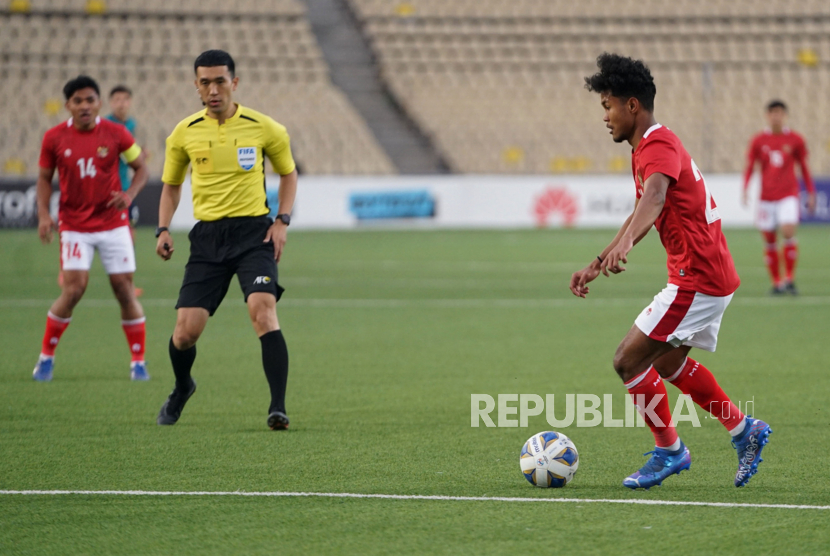 Pesepak bola tim nasional (timnas) Indonesia Bagus Kahfii (kanan) menggiring bola. Bagus Kahfi resmi bergabung dengan klub asal Yunani Asteras Tripolis pada Senin (22/8/2022). 