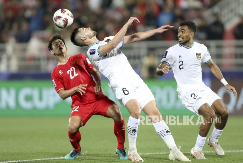 Indonesia Sandy Walsh vies for the ball with Vietnam Khuat Van Khang, left, during the Asian Cup Group D soccer match between Vietnam and Indonesia at Abdullah Bin Khalifa Stadium in Doha, Qatar, Friday, Jan. 19, 2024.