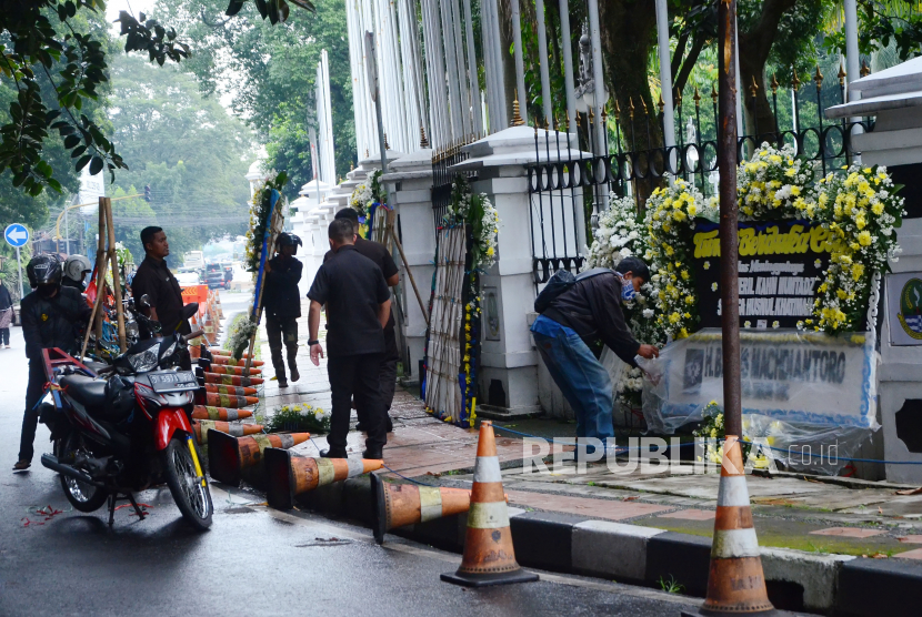 Karangan bunga duka cita untuk putra sulung Gubernur Jawa Barat Ridwan Kamil, Emmeril Kahn Mumtadz atau Eril terus berdatangan ke rumah dinas Gubernur Jawa Barat Gedung Pakuan, Kota Bandung, Jumat (3/6). Meski jenazah Eril belum ditemukan, Ridwan Kamil beserta keluarga sudah mengikhlaskan sepenuhnya bahwa Eril kemungkinan sudah meninggal di Sungai Aare, Swiss.