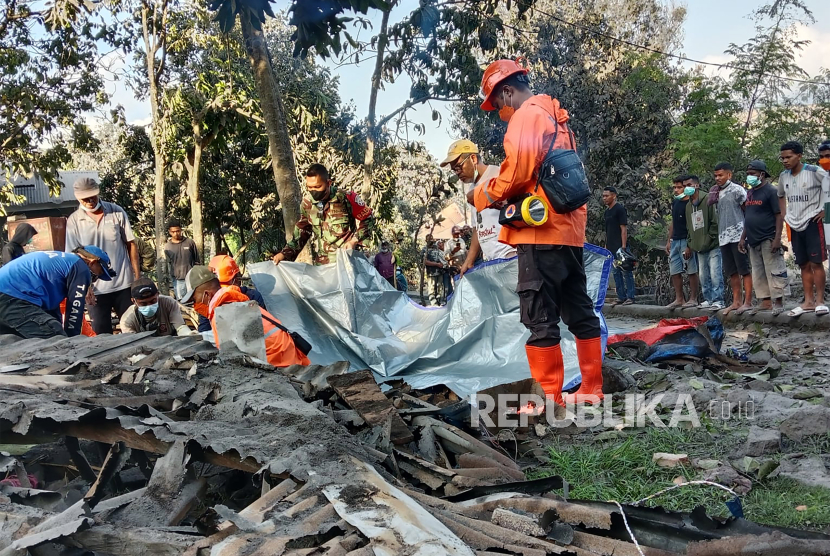 Joint SAR officers evacuate victims affected by the eruption of Mount Lewotobi Laki-Laki in East Flores Regency, East Nusa Tenggara, Monday (11/4/2024). 