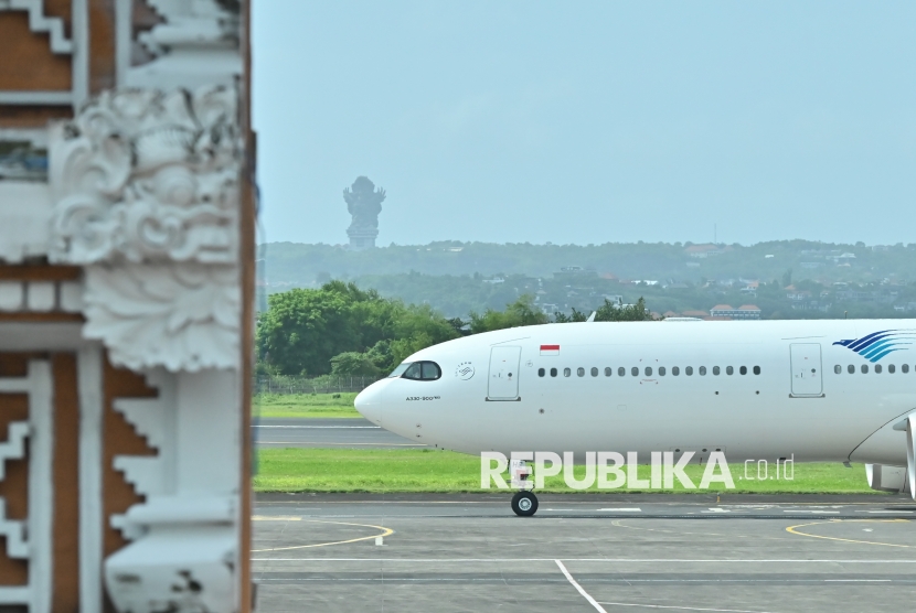 Pesawat melintas di Bandara Internasional I Gusti Ngurah Rai, Badung, Bali, Selasa (30/12/2025). 