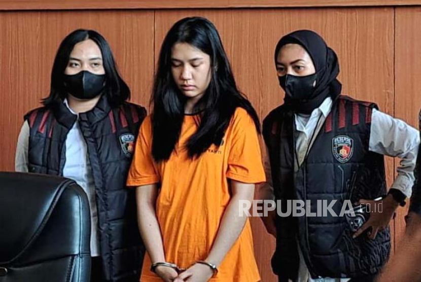 Polres Metro Jakarta Pusat menangkap dan menetapkan seorang perempuan bernama Ghisca Debora Aritonang (GDA) sebagai tersangka kasus penipuan tiket konser musik grup band Coldplay. 