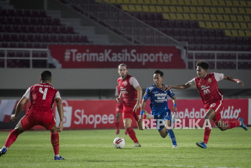 Pemain Persib Bandung Beckham Putra (kedua kanan) berusaha melewati pemain Persija Jakarta Baif Fatari (kanan) dan Marc Klok (ketiga kanan) pada pertandingan leg dua Final Piala Menpora di Stadion Manahan, Solo, Jawa Tengah, Minggu (25/4/2021).  