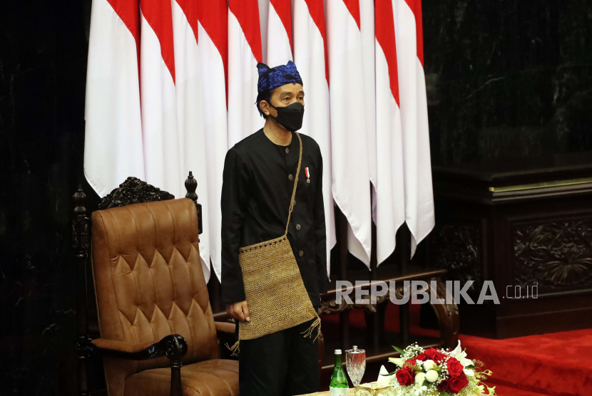 Presiden Indonesia Joko Widodo, mengenakan pakaian tradisional Baduy, berdiri sebelum menyampaikan pidato tahunannya di depan anggota parlemen, menjelang Hari Kemerdekaan di gedung parlemen di Jakarta, Indonesia, 16 Agustus 2021.