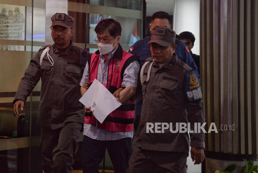 Crazy Rich Surabaya Budi Said mengenakan rompi tahanan berjalan menuju mobil tahanan usai menjalani pemeriksaan di Kejaksaan Agung, Jakarta, Kamis (18/1/2024). 