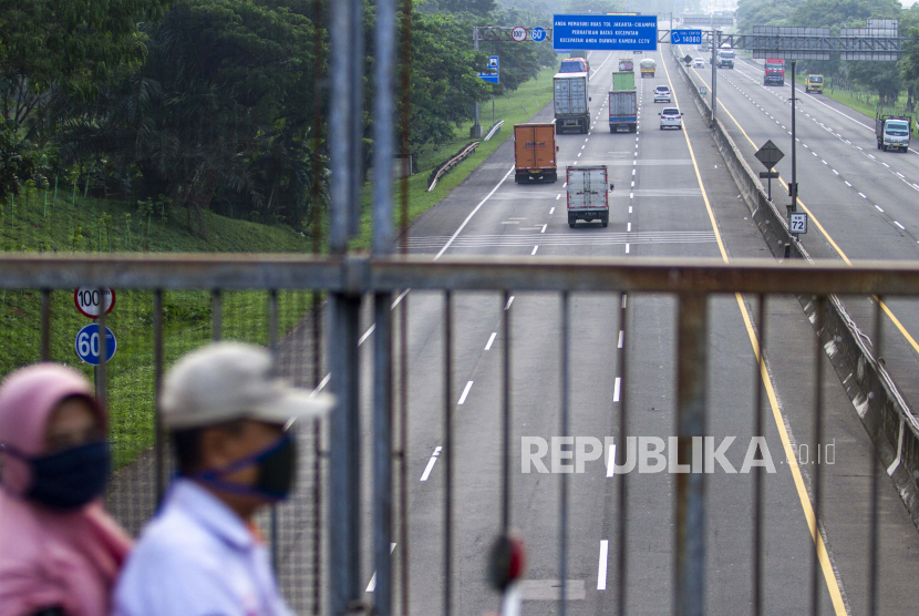 Sejumlah kendaraan melaju di jalan Tol Cikopo - Palimanan Km 72, Purwakarta, Jawa Barat, Rabu (29/4/2020). Kementerian Pekerjaan Umum dan Perumahan Rakyat (PUPR) mencatat terjadi penurunan arus lalu lintas atau trafik di tiga wilayah jalan tol yakni DKI Jakarta, Jawa Barat (Jabar) dan Banten berkisar 42 persen sampai dengan 60 persen sebagai dampak dari penerapan Pembatasan Sosial Berskala Besar atau PSBB