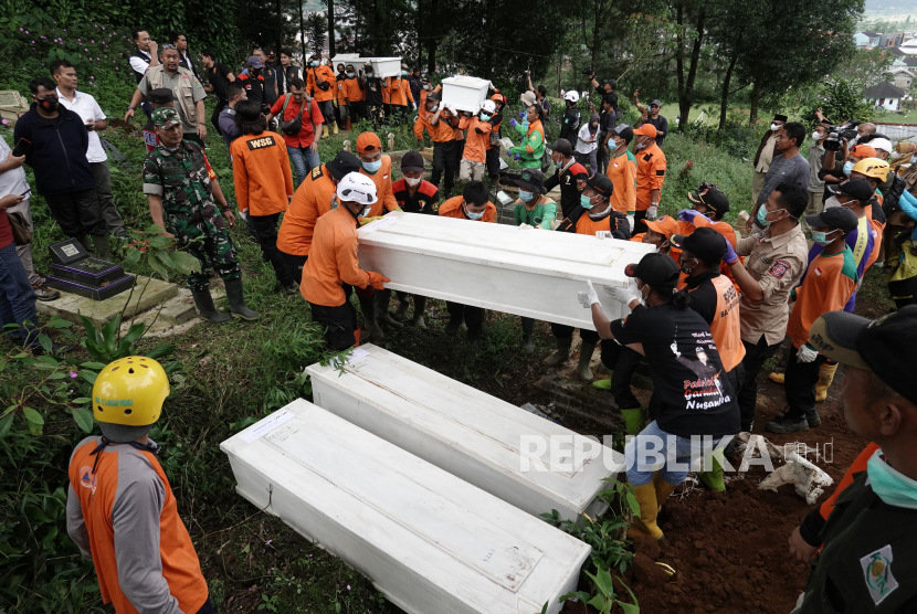 Petugas SAR gabungan membawa peti berisi jenazah korban pembunuhan berkedok penggandaan uang, untuk di makamkan di TPU Desa Balun, Wanayasa, Banjarnegara, Jateng, Selasa (4/4/2023). Sembilan jenazah korban pembunuhan tersebut dimakamkan di TPU Desa Balun usai dilakukan proses identifiikasi di RSUP Margono Purwokerto dan satu korban telah diserahkan ke pihak keluarga. 