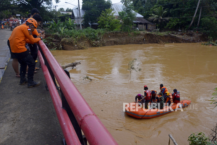 Tim SAR gabungan melakukan penyisiran untuk mencari korban banjir yang hilang di sungai Suli, Kabupaten Luwu, Sulawesi Selatan, Ahad (5/5/2024). 