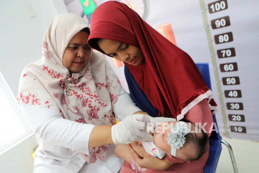  Petugas Puskesmas melakukan vaksinasi polio dengan menggunakan vaksin bivalen oral polio (BOPV) untuk anak di Puskesmas Banda Aceh, Senin, 21 November 2022. Kementerian Kesehatan RI menyatakan bahwa Indonesia berisiko tinggi penyebaran virus polio akibat cakupan vaksinasi polio yang rendah, setelah kasus poliomielitis terdeteksi untuk pertama kalinya dalam delapan tahun.