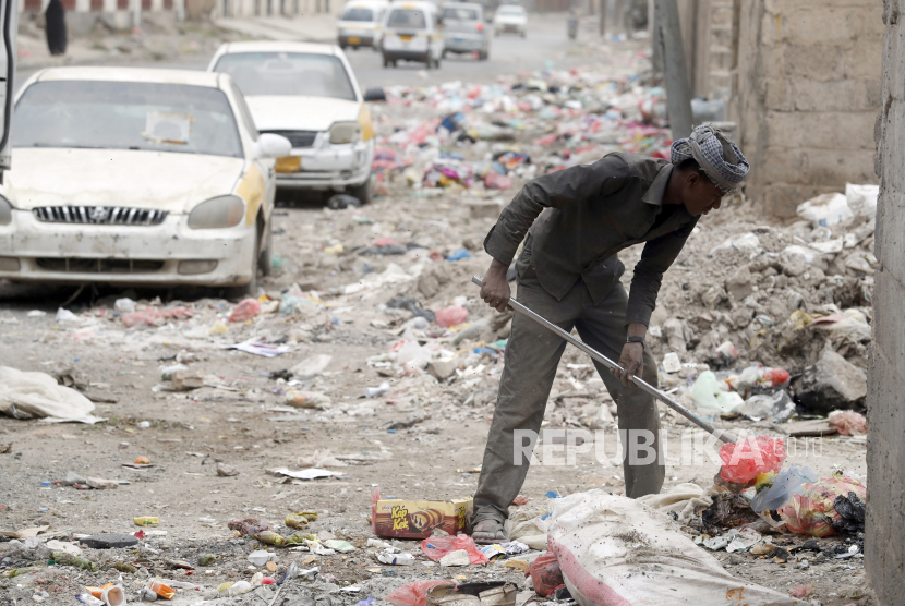 Jumlah Kematian Covid-19 di Yaman Mencapai 500 Kasus . Pekerja kebersihan membersihkan sampah dari jalan di tengah penyebaran epidemi Covid-19 di Sanaa, Yaman.