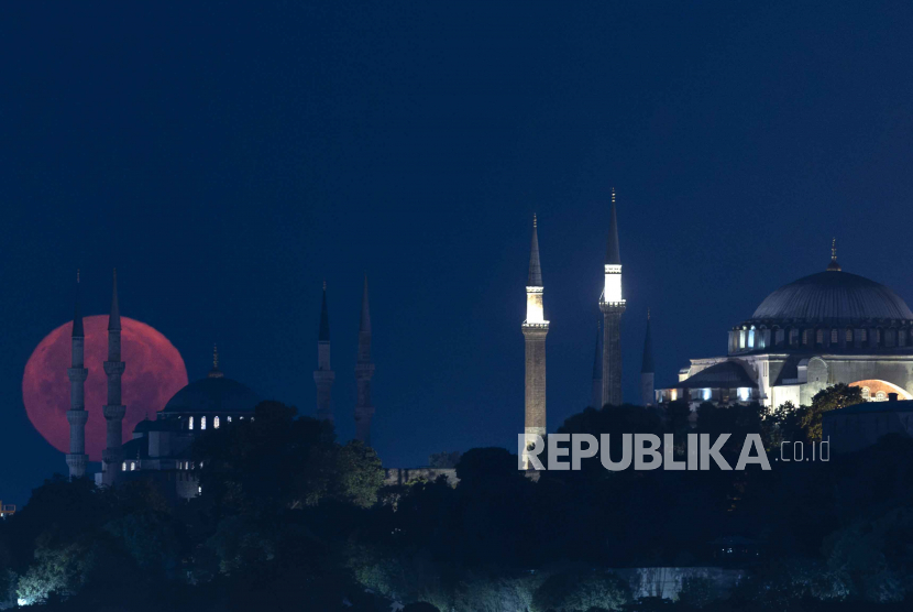 Hagia Sophia telah berubah menjadi magnet bagi wisatawan domestik dan asing