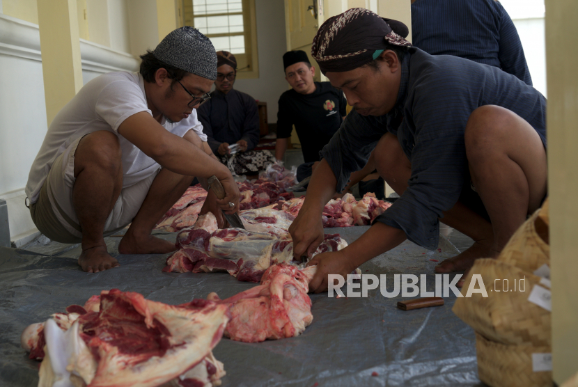 Abdi Dalem Keraton Yogyakarta dan warga memotong daging hewan kurban di Komplek Masjid Kauman, Yogyakarta, Ahad (10/7/2022). Sebagian umat Islam di Yogyakarta melaksanakan penyembelihan hewan kurban pada Minggu (10/7/2022). Gunung Kidul Sembelih 4.878 Hewan Qurban 