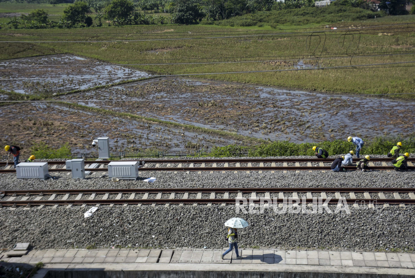 Cina meluncurkan jalur kereta api berkecepatan tinggi pertamanya yang akan melintasi beberapa teluk dan dekat selat Taiwan