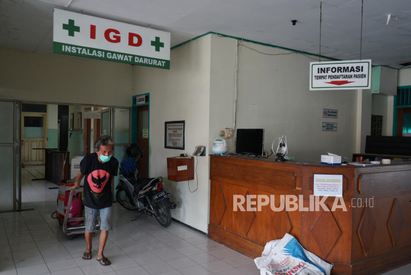 Pekerja menyiapkan fasilitas untuk isolasi warga yang terpapar COVID-19 di Rumah Sakit Veteran Patmasuri, Bantul, Yogyakarta, Rabu (13/1/2021). Pemkab Bantul membenahi rumah sakit yang beberapa tahun tidak beroperasi itu untuk menambah kapasitas lokasi isolasi warga yang terpapar COVID-19. 