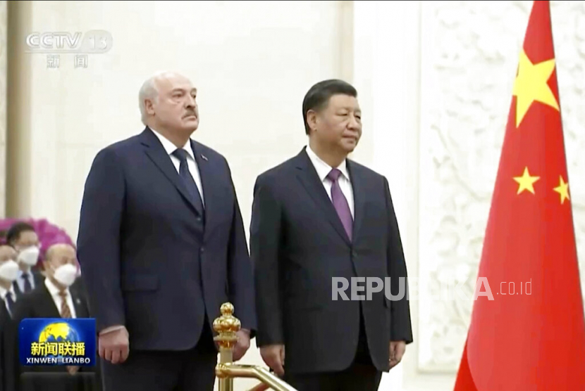  Dalam gambar yang diambil dari rekaman video yang dijalankan oleh CCTV China, Presiden Belarusia Alexander Lukashenko (kiri) dan Presiden China Xi Jinping menghadiri upacara penyambutan yang diadakan di Aula Besar Rakyat, di Beijing, pada Rabu (1/3/ 2023). Para presiden Cina dan Belarus dalam mendesak gencatan senjata dan negosiasi untuk membawa penyelesaian politik untuk konflik Ukraina.