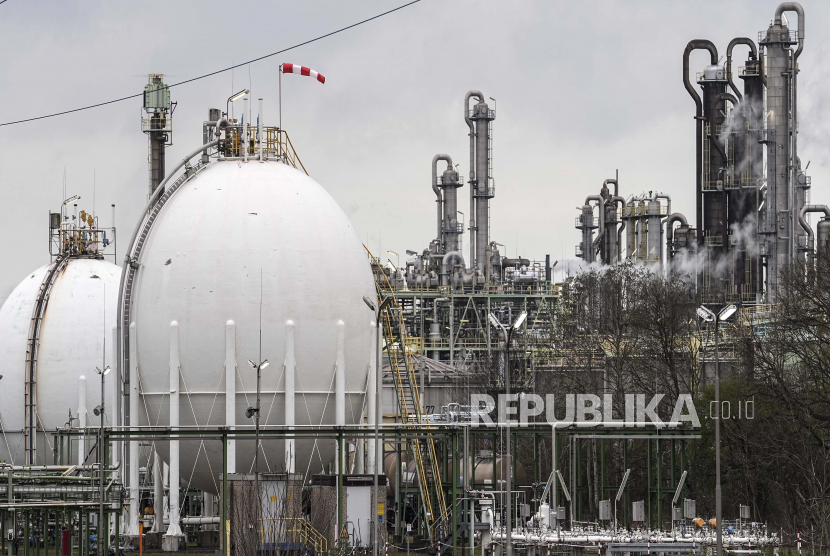  Sebuah tangki bensin terlihat di sebuah pabrik kimia di Oberhausen, Jerman, Rabu, 6 April 2022. Jerman memperingatkan untuk melarang semua impor energi dari Rusia karena perang di Ukraina, karena embargo akan memiliki konsekuensi yang tidak terduga bagi ekonomi terbesar Eropa itu.