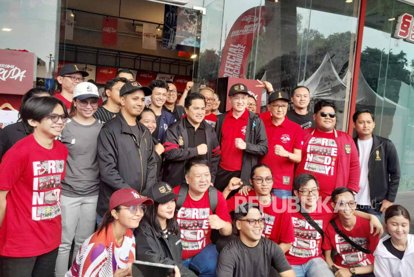 Ketua Umum PSSI, Erick Thohir meninjau Official Garuda Store di Kompleks Stadion Utama, Gelora Bung Karno, Senayan, Jakarta, Sabtu (17/6/2023).