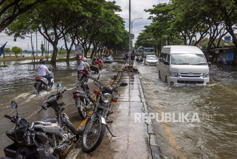 Sejumlah kendaraan bermotor menembus banjir di jalan pantura Demak-Kudus, Desa Wonorejo, Kecamatan Karanganyar, Kabupaten Demak, Jawa Tengah.
