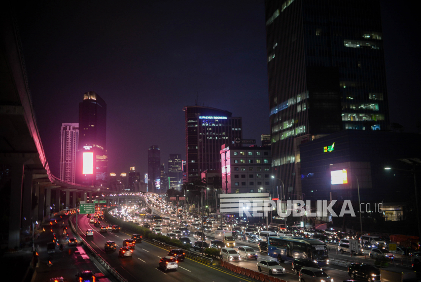 Sejumlah kendaraan terjebak macet saat jam pulang kerja di Jalan Gatot Subroto, Jakarta, Jumat (11/9). Sekretaris Kementerian Badan Usaha Milik (BUMN) Susyanto menyampaikan Kementerian BUMN konsisten menerapkan 15 persen yang bekerja di kantor, dan 85 persen work from home (WFH), serta disiplin protokol kesehatan. 