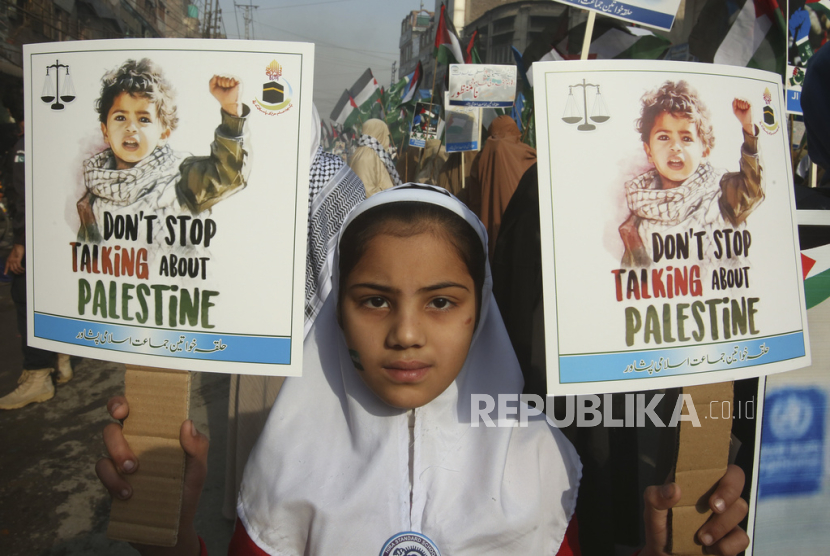 Perempuan dan anak-anak berpartisipasi dalam unjuk rasa di Peshawar, Pakistan, Rabu (20/12/2023) yang diserukan oleh kelompok agama Pakistan Jamaat-e-Islami yang menentang serangan udara Israel di Gaza, dan untuk menunjukkan solidaritas terhadap rakyat Palestina.
