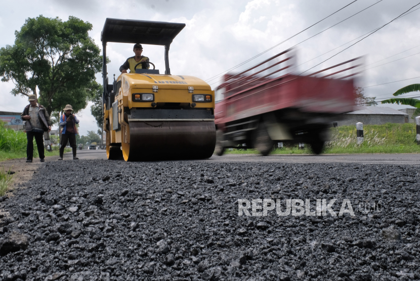 Pekerja melakukan pengaspalan saat perawatan dan perbaikan jalan provinsi Kendal - Temanggung di Mangunsari, Ngadirejo, Temanggung, Jawa Tengah, Rabu (6/12/2023). 