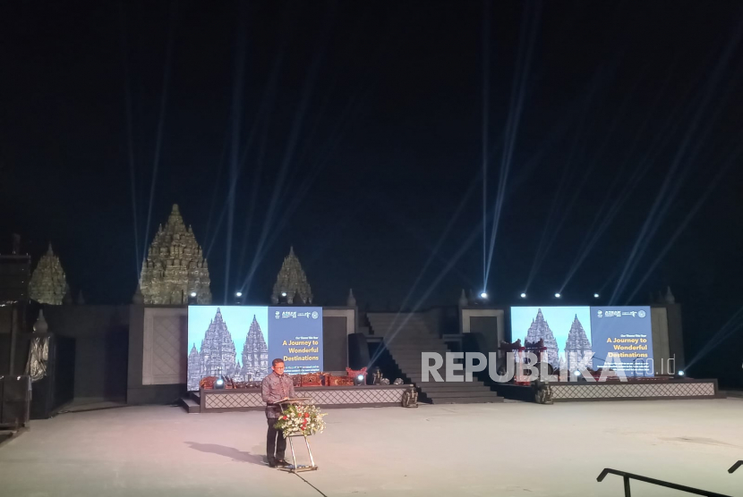 Wakil Presiden (Wapres) Ma'ruf Amin saat meresmikan pembukaan ASEAN Tourism Forum (ATF) 2023 di Kompleks Candi Prambanan, Sleman, Daerah Istimewa Yogyakarta, Jumat (3/02/2023). 
