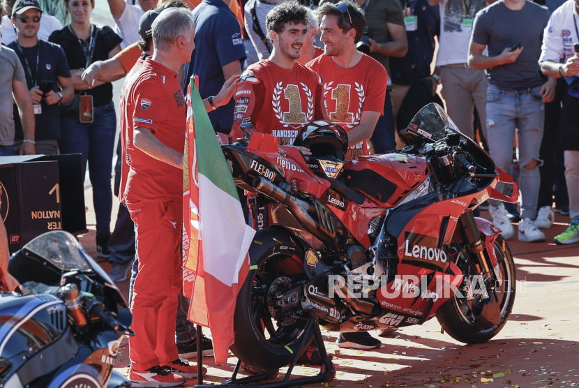 Pembalap MotoGP Francesco Bagnaia (tengah) melakukan selebrasi setelah menjadi juara dunia kategorinya selama Grand Prix Sepeda Motor Comunidad Valenciana di Sirkuit Ricardo Tormo di Cheste, Valencia, Ahad (6/11/2022)..